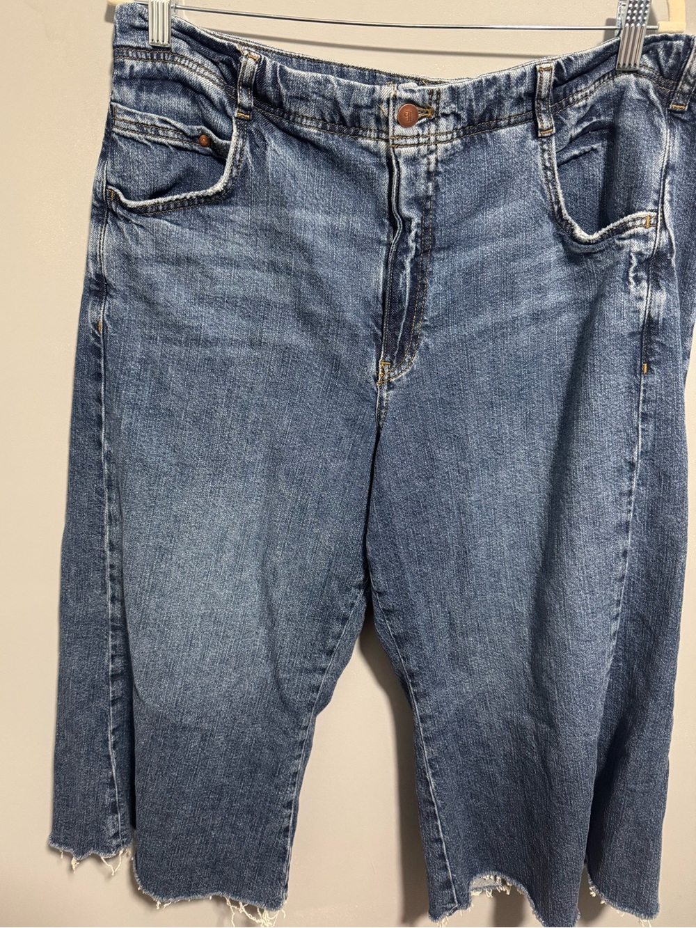 NWOT- Pilcro- Wide-Leg Cropped Mid- Rise Jeans. Size 33P
